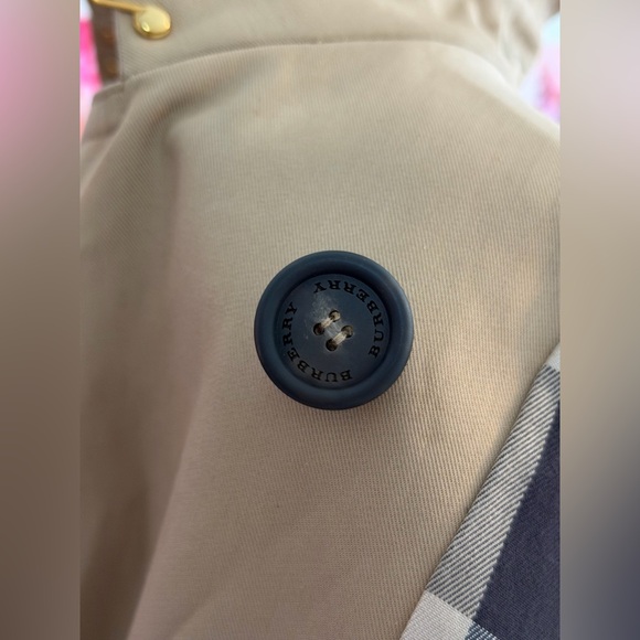 Burberry trench cape crafted in the house's signature heritage style. - Picture 13 of 16